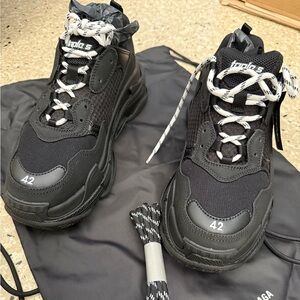 Brand new never worn women’s Balenciaga Triple S Sneakers.